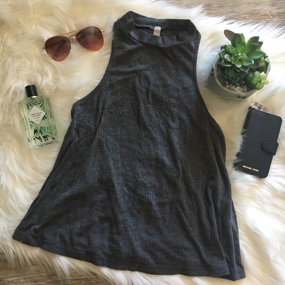 // RIBBED HALTER TOP //